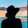 读者头像示意图,年轻女性抱着笔记本在窗边