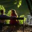 读者评论头像，一位在户外长椅上阅读的用户背影